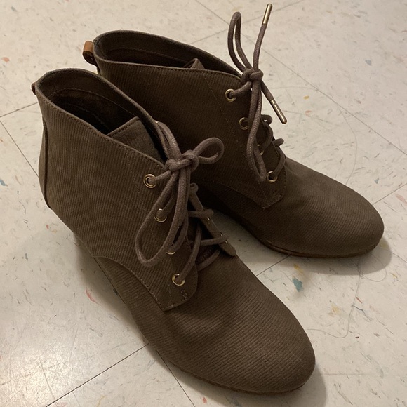 NEW Cute Dr. Scholl’s taupe wedge booties - Picture 5 of 6